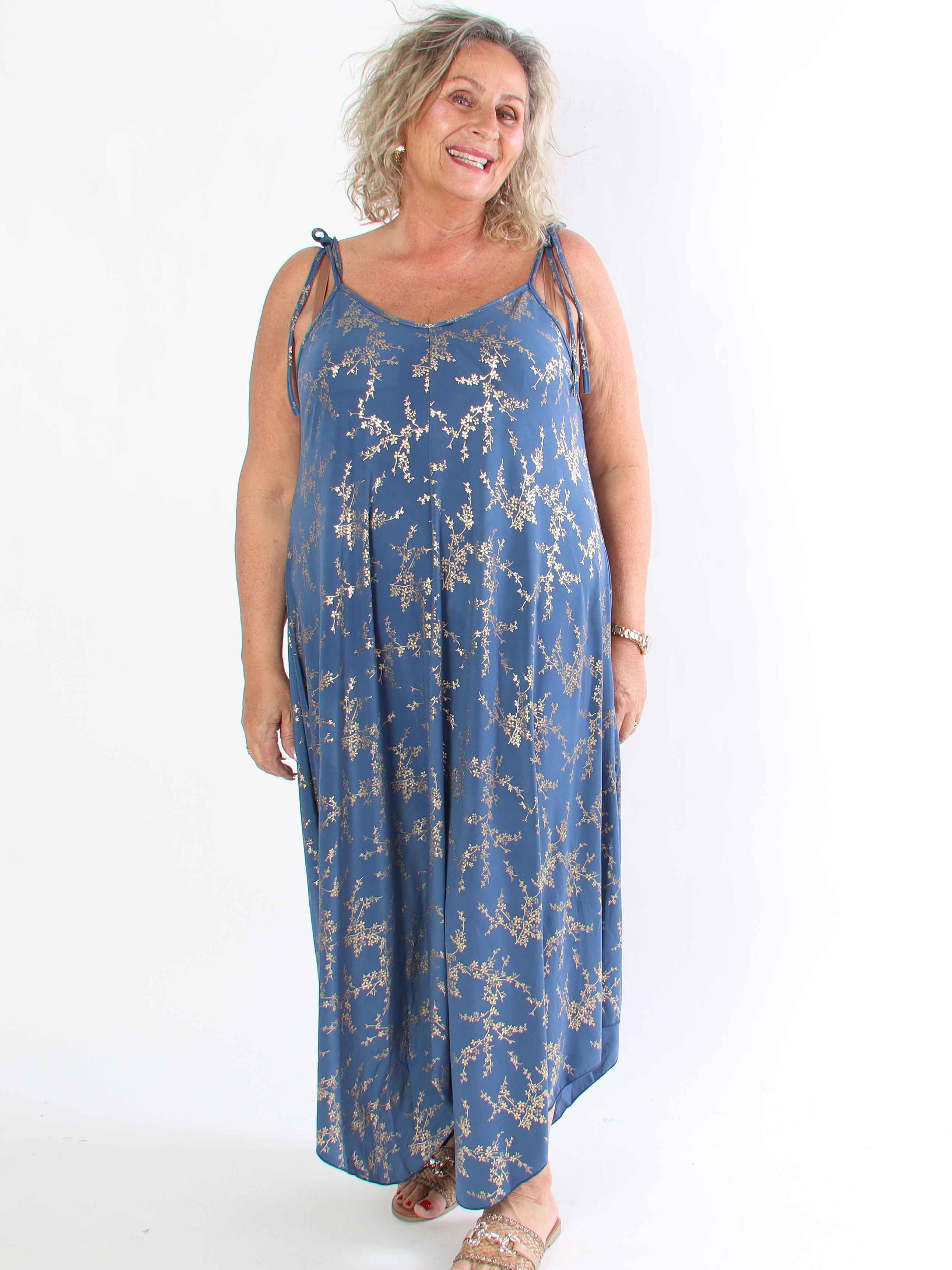 Maisie Gold - Plus size axelremsklänning i elastiskt tyg med guld mönster